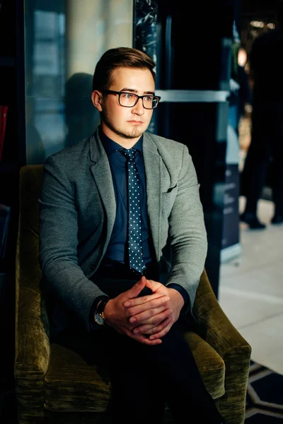 L'homme se prépare pour l'interview. Il en costume, assis dans le hall sur la chaise, attendant — Photo