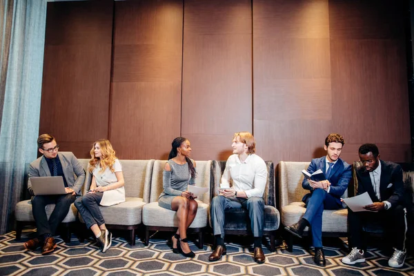 Gente de negocios esperando entrevista de trabajo, hablando — Foto de Stock
