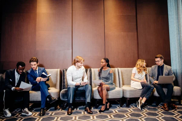 Gente de negocios esperando entrevista de trabajo, hablando — Foto de Stock