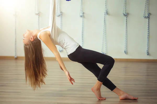 Kız preapring hava yoga uygulamak için - anti yerçekimi eşarp ile — Stok fotoğraf