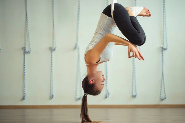 Pose de lótus em aero ioga anti gravidade. Exercícios aéreos — Fotografia de Stock