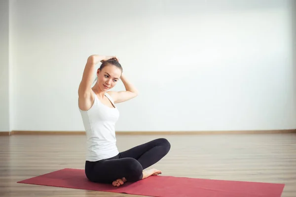 Mujeres preparándose para hacer yoga. hacer peinado — Foto de Stock