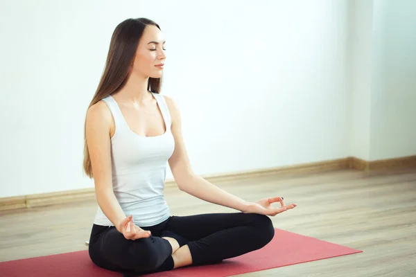 Young woman meditates while practicing yoga — Stock Photo, Image