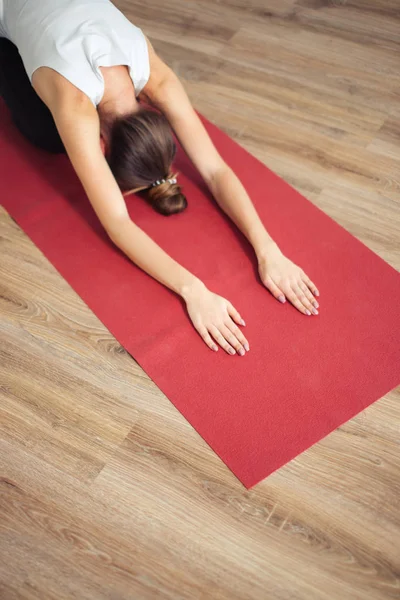 Mujer haciendo la pose de Childs. Balasana — Foto de Stock