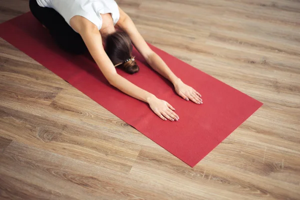 Mujer haciendo la pose de Childs. Balasana — Foto de Stock