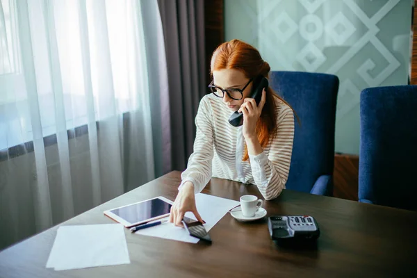 Geschäftsfrau arbeitet im Büro — Stockfoto