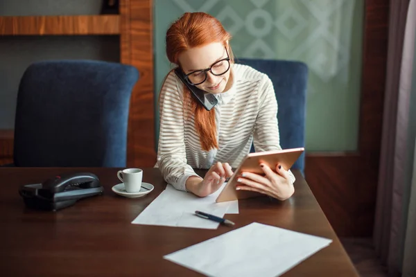 Geschäftsfrau arbeitet im Büro — Stockfoto