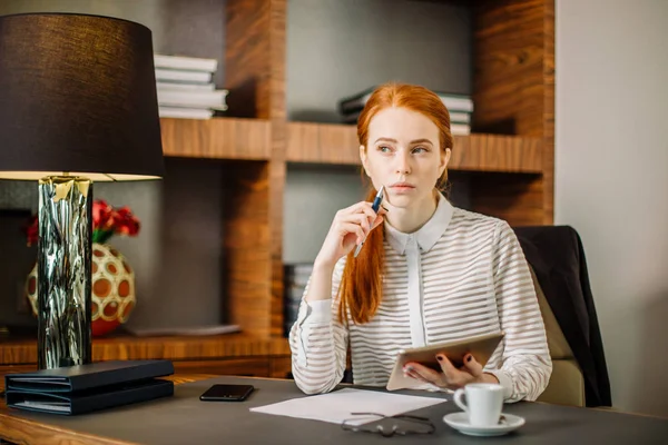 Joven mujer de negocios utilizando tableta ordenador — Foto de Stock