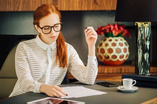 Vrouw schrijven op papier met digitale tabletcomputer in kantoorruimte — Stockfoto