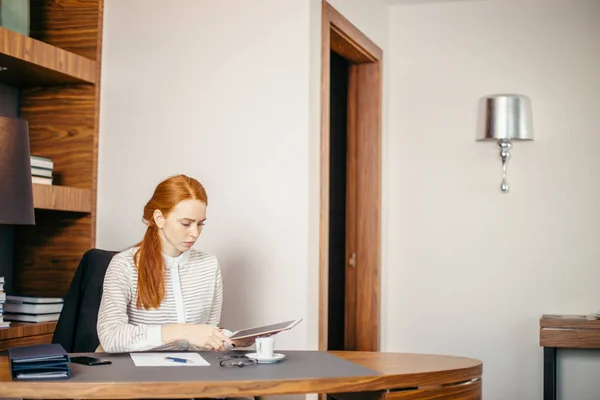 Mulher de negócios usando óculos usando tablet digital no escritório — Fotografia de Stock