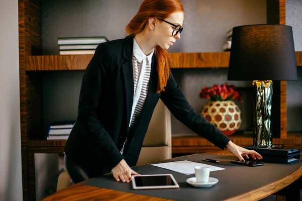 Geschäftsfrau trägt Brille mit digitalem Tablet im Büro — Stockfoto