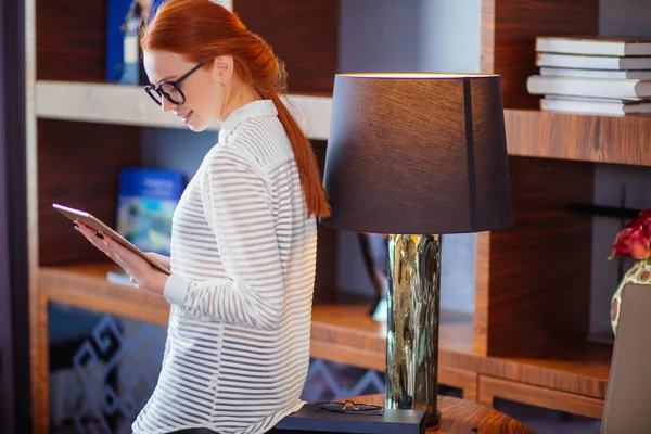 Geschäftsfrau trägt Brille mit digitalem Tablet im Büro — Stockfoto