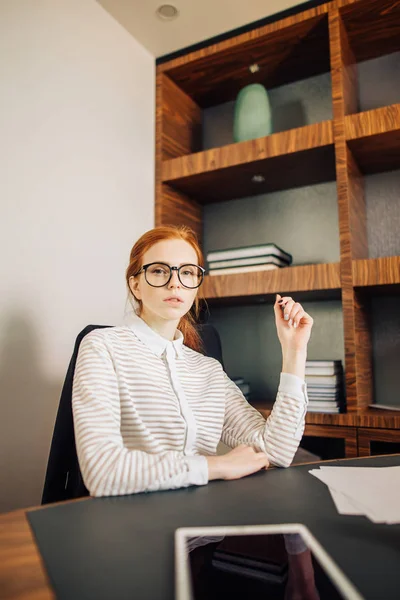Kobieta nosi okulary pracy na tablecie cyfrowe podczas przerwy — Zdjęcie stockowe