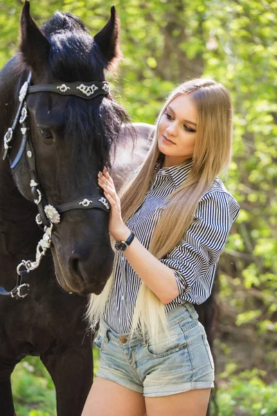 Mooi meisje strijkende paard buiten — Stockfoto