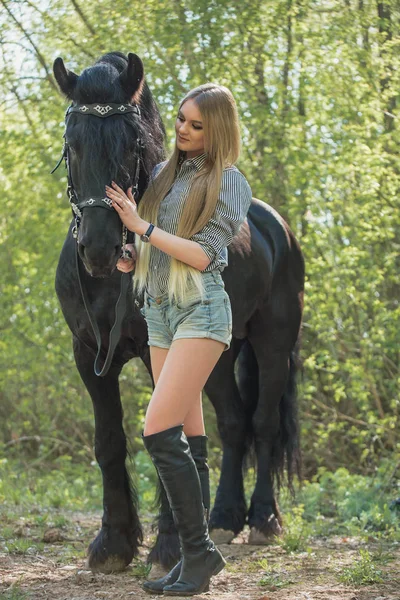 Krásná dívka hladila kůň venku — Stock fotografie