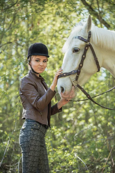 Krásná dívka hladila kůň venku — Stock fotografie