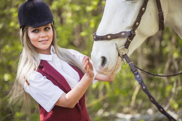 Hermosa chica acariciando caballo fuera —  Fotos de Stock