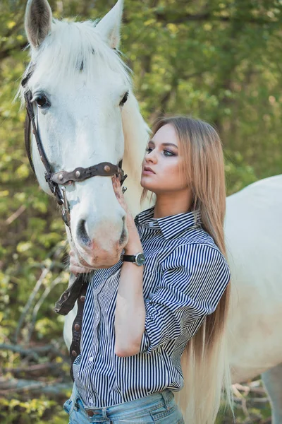 Bela menina acariciando cavalo fora — Fotografia de Stock