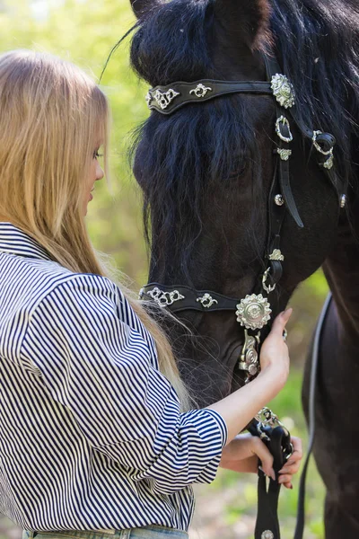 Cabelo longo jovem mulher com um cavalo ao ar livre — Fotografia de Stock