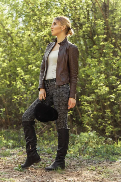 Chica en ropa de montar y casco sobre un fondo claro, el concepto de jinete — Foto de Stock