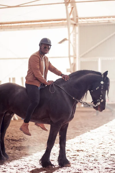 Hombre montar caballo marrón en el campo — Foto de Stock