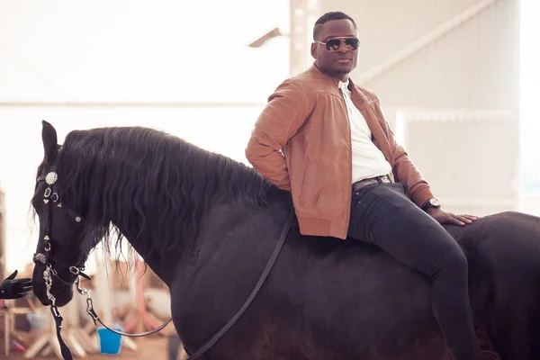 Man riding brown horse on countryside — Stock Photo, Image