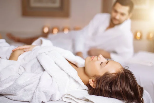 Casal bonito relaxante no centro de spa — Fotografia de Stock