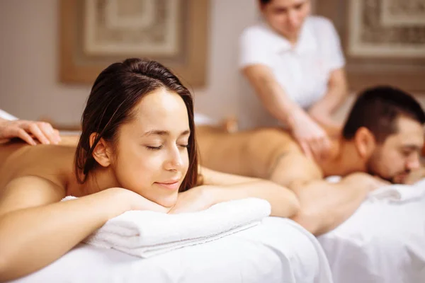 Feliz pareja recibiendo masaje en el spa —  Fotos de Stock