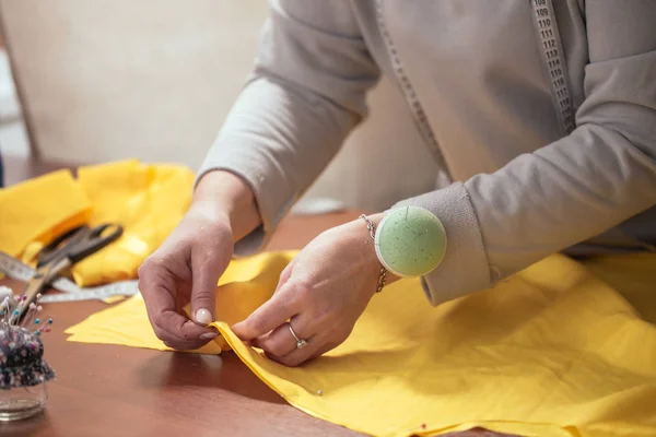 Sarto che lavora nella sua sartoria, Sartoria, primo piano — Foto Stock