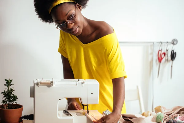 Costurera africana cose ropa — Foto de Stock