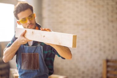 ahşap tahta düzgünlüğünü Atölyesi'nde test marangoz