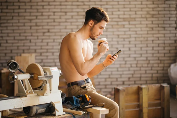 Hombre usando el teléfono inteligente y sosteniendo la taza de café — Foto de Stock