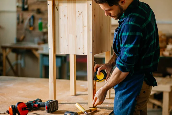 Carpinteiro trabalhando em sua marcenaria ou oficina — Fotografia de Stock