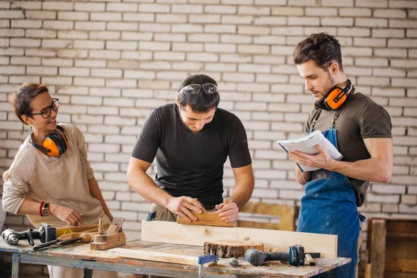 Carpintero con estudiantes en taller de carpintería — Foto de Stock