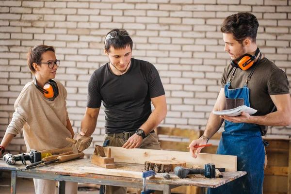 Carpinteiro com estudantes em oficina de marcenaria — Fotografia de Stock