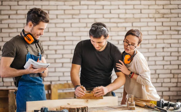 Carpintero con estudiantes en taller de carpintería — Foto de Stock