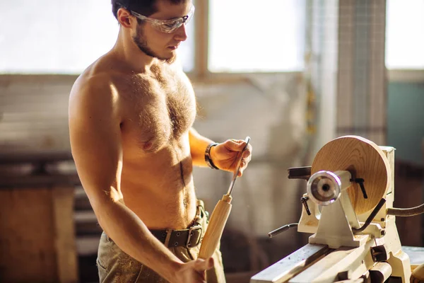 Torno de madera. Madera de torno de carpintero — Foto de Stock