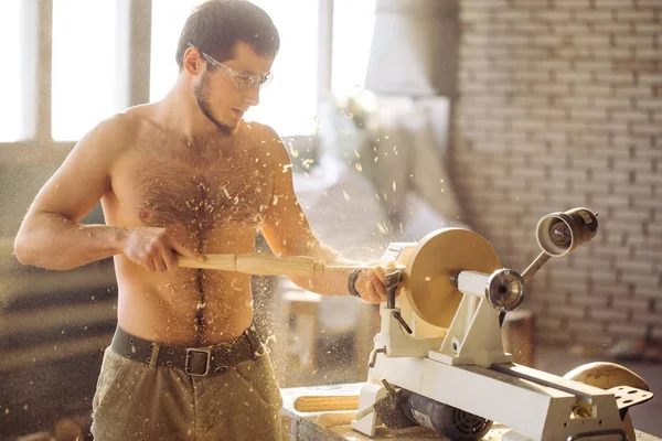 Torno de madera. Madera de torno de carpintero — Foto de Stock