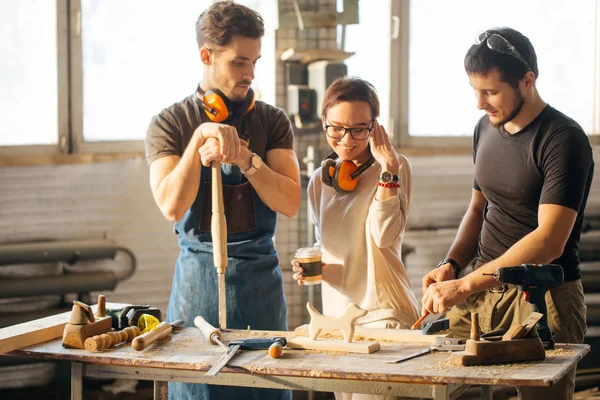 Carpenter Training Female Apprentice To Use Plane — Stock Photo, Image