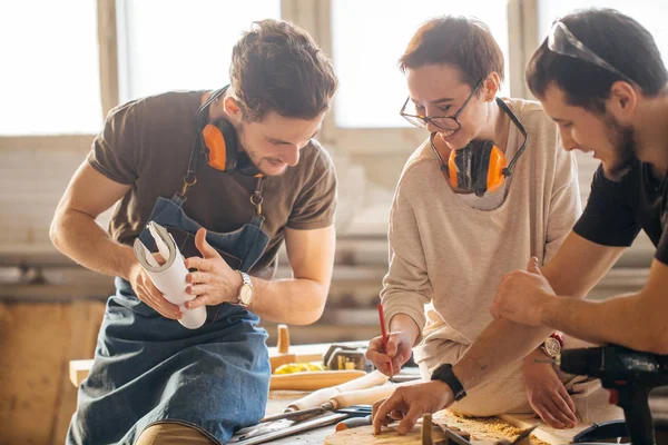 Carpenter Training Female Apprentice To Use Plane — Stock Photo, Image