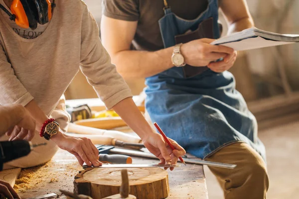 Carpenter Training Female Apprentice To Use Plane — Stock Photo, Image