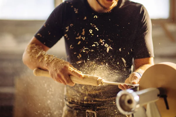 Torno de madera. Madera de torno de carpintero Imágenes De Stock Sin Royalties Gratis