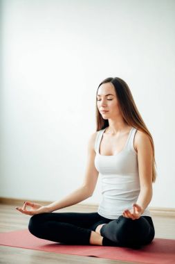 Genç kadın ise pratik yoga meditasyon
