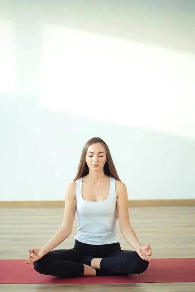 Молодая женщина медитирует во время занятий йогой — стоковое фото