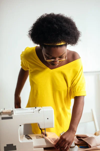 Африканська швачка шиє одяг — стокове фото