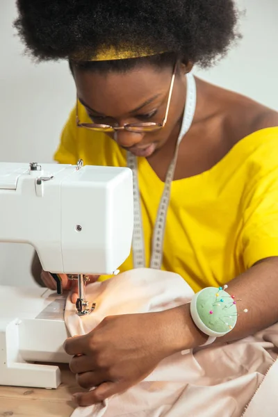 Close-up seamstress hands working on sewing machine at home — Stock Photo, Image