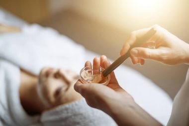 Spa kavramı. Kil maskesi, güzellik salonları, genç kadınla yakın çekim