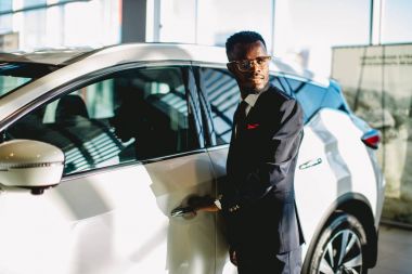 Afro-Amerikan sürücü onun yeni arabanın kapısını açarak