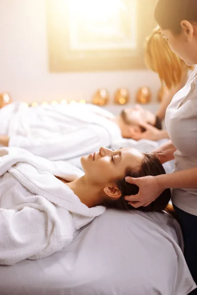 Молода пара отримує масаж голови в косметичному спа-центрі — стокове фото