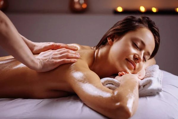 Spa vücut masaj tedavisi. Masaj spa salonu sahip kadın — Stok fotoğraf